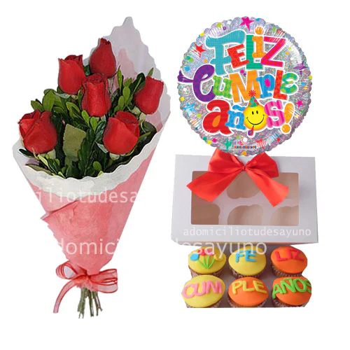 Ramo de rosas y cupcake cumpleaños.